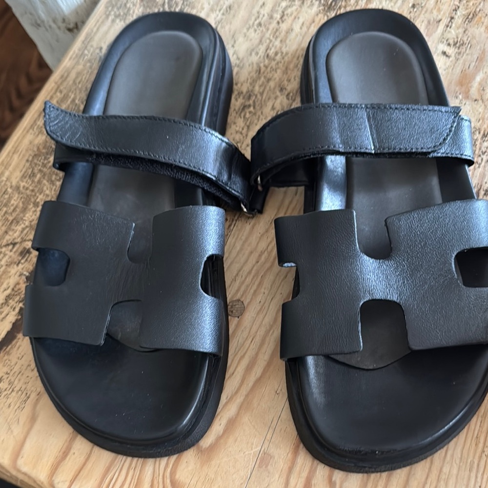 Mayven Black Leather Slide Sandals by Steve Madden
Size 8.5